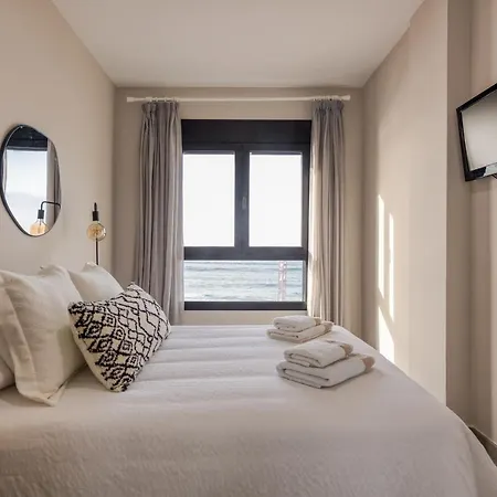 Modern And Chic Over The Sea Apartment *