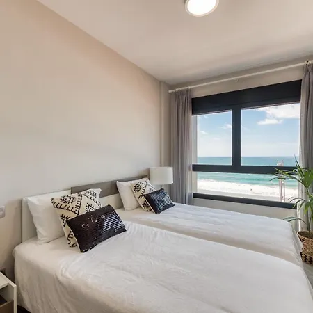 Modern And Chic Over The Sea *