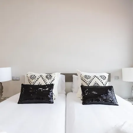 Modern And Chic Over The Sea *